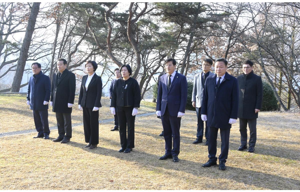 2025년 새해 충혼탑 참배 첨부이미지 : 2025년 새해 충혼탑 참배.jpg