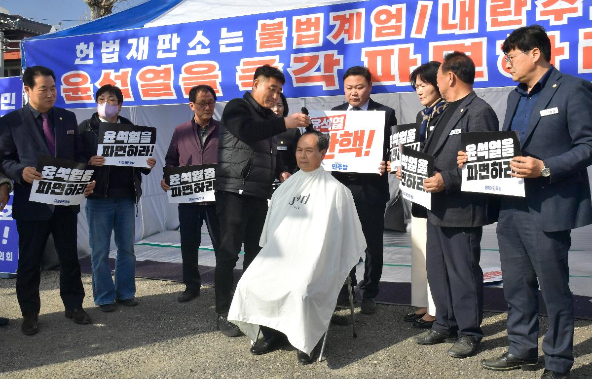 순창군의회 윤석열 즉각 파면 촉구 삭발식 및 천막 농성 첨부이미지 : 순창군의회 윤석열 즉각 파면 촉구 성명 발표 및 삭발 천막 농성(25.3.13).jpg