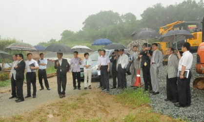 안건 심사중 현장확인하는 예결특위 위원들